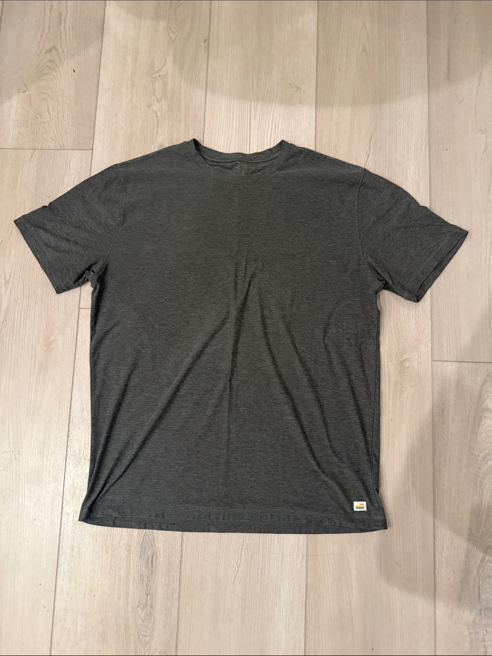 Vuori Performance Tee in Charcoal Heather Gray